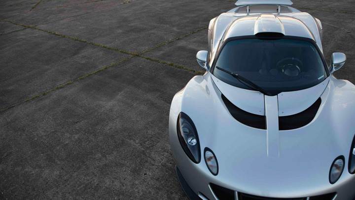 Front Pose Of Hennessey Venom GT 2011 In Silver